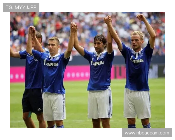 沙尔克04旧将琼斯:劳尔非常适合沙尔克04,我愿当他助教 沙尔克04旧将琼斯:劳尔非常适合沙尔克04,我愿当他助教